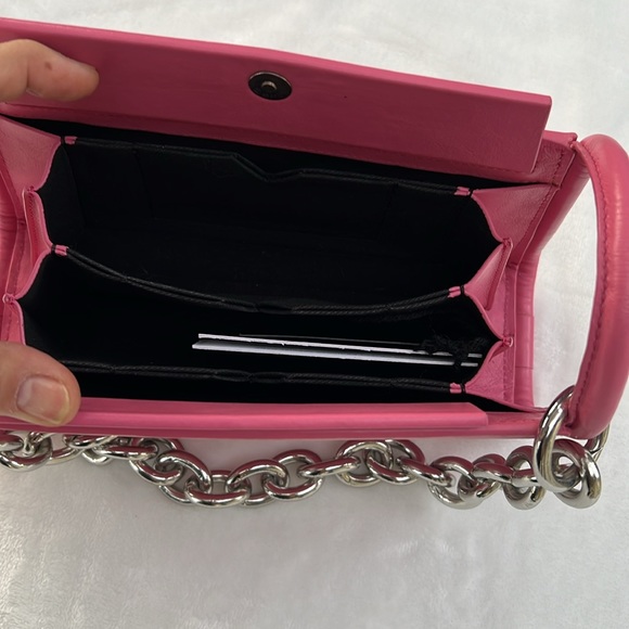 Behno Bag! Lovely shade of pink. Cute Chunky Chain Perfect for BarbieCore! ❤️‍🔥 - Picture 5 of 5